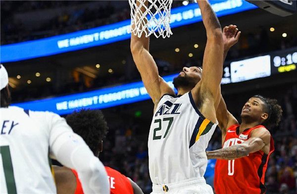  爱德华兹隔扣戈贝尔技惊四座，森林狼主场大胜爵士